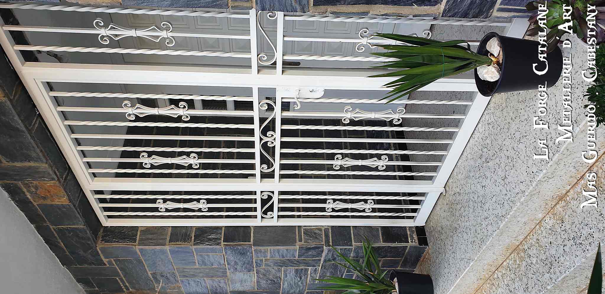 grille articulee remplissage barreaux droit et  torsade frise avec volutes forge catalane.jpg